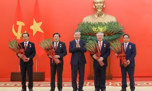 Tổng Bí thư Tô Lâm trao Huân chương Quân công hạng nhất và Huy hiệu Đảng tặng các đồng chí lãnh đạo, nguyên lãnh đạo