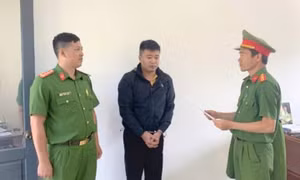 Bắt nhân viên bất động sản lừa đảo gần nửa tỉ đồng của khách hàng