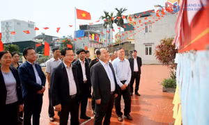 Đồng chí Bí thư Tỉnh ủy kiểm tra công tác chuẩn bị bầu cử tại đặc khu Vân Đồn