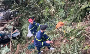 Xe tải lao xuống vực sâu 200m, hơn 2 giờ mới đưa được thi thể nạn nhân lên