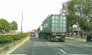 Xe container lạng lách trên đường ở TPHCM