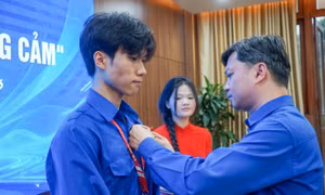 Trao huy hiệu Tuổi trẻ dũng cảm cho thanh niên cứu người trong vụ cháy nhà ở Hà Nội