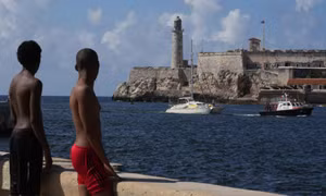 Hai thuyền chở hàng viện trợ cập cảng Cuba sau nhiều ngày mất liên lạc