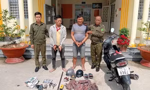 Bắt hai con nghiện chuyên đi cắt trộm dây điện trong trụ đèn đường