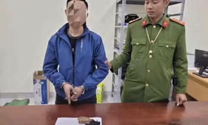 Công an bắt quả tang thanh niên chạy xe, giấu súng đạn trong người