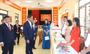 Đồng chí Vũ Văn Diện, Phó Chủ tịch Thường trực UBND tỉnh kiểm tra công tác bầu cử