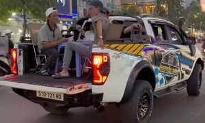 Xác minh clip nhóm người ngồi ăn uống sau xe bán tải đang chạy