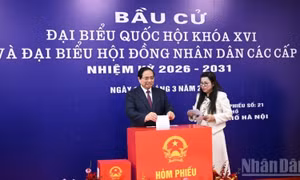 Thủ tướng Phạm Minh Chính bỏ phiếu, thực hiện quyền công dân