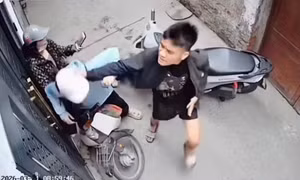 Công an điều tra vụ nam thanh niên chặn xe, tát liên tiếp vào đầu, mặt cô gái trong ngõ nhỏ