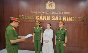 Vợ của cố diễn viên Quý Bình bị bắt vì hành vi lừa đảo