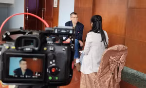 Nhà thơ Bruce Weigl: "Không có cách nào đẹp hơn để tôn vinh văn hóa và đất nước mình bằng nghệ thuật và thi ca"