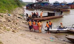 Chìm tàu cát trên sông Hồng, 1 người tử vong, 1 mất tích