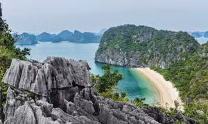 Những "vầng trăng khuyết" giữa kỳ quan Vịnh Hạ Long