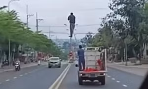 Xử phạt tài xế xe biển xanh chở người trên thùng xe sau video lan truyền trên TikTok
