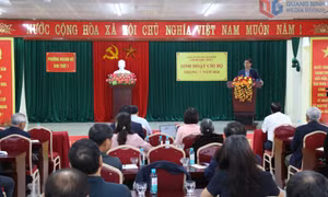 Đồng chí Phó Bí thư Tỉnh ủy Vũ Quyết Tiến dự sinh hoạt chi bộ tại phường Hoành Bồ