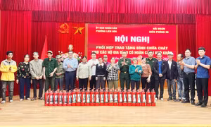 Trao tặng bình chữa cháy cho hộ dân có hoàn cảnh khó khăn phường Liên Hòa