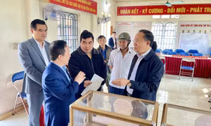 Đồng chí Chánh Văn phòng Tỉnh ủy kiểm tra công tác chuẩn bị bầu cử tại phường Mông Dương