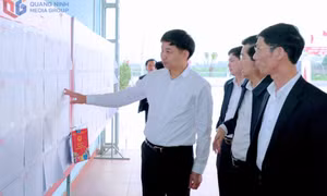 Đồng chí Nguyễn Văn Công, Phó Chủ tịch UBND tỉnh kiểm tra bầu cử tại Bình Khê và An Sinh