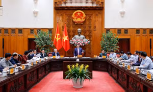 Thủ tướng: Dứt khoát không để thiếu xăng dầu trong mọi trường hợp; xem xét bố trí ngân sách để hỗ trợ bình ổn giá