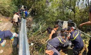 Công an điều tra nguyên nhân vụ xe khách chở đoàn nhân viên ngân hàng lao xuống vực ở Tam Đảo