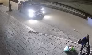 Truy tìm lái xe tông gãy chân người phụ nữ trên vỉa hè rồi tăng ga bỏ chạy