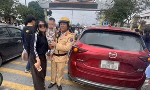 Kịp thời cứu cháu bé 3 tuổi bị khóa trong ôtô