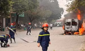 Xe ô tô 16 chỗ cháy rụi khi đang lưu thông trên đường