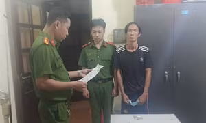 Cướp dây chuyền giữa tiệm làm móng, dùng kéo tấn công nạn nhân