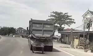 Công an xử phạt tài xế ô tô kéo thêm xe tự chế