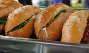 17 người nghi ngộ độc sau khi ăn bánh mì ở TPHCM
