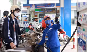 Giá xăng RON95-III giảm mạnh 5.625 đồng/lít