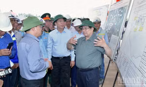Thủ tướng Phạm Minh Chính đi kiểm tra các dự án giao thông trọng điểm khu vực miền trung