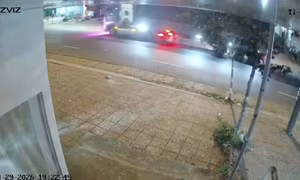 Xe máy tông chó thả rông va chạm xe đầu kéo, 2 người bị thương nặng