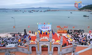 Rộn ràng Lễ hội Mở cửa biển trên đảo Thanh Lân