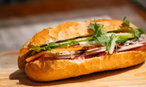 Nghi ngộ độc sau khi ăn bánh mì, 17 người nhập viện ở Quảng Ngãi