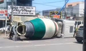 Xe bồn lao lên dải phân cách rồi lật ngang đường ở TPHCM