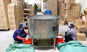Khởi tố, bắt tạm giam chủ cơ sở pha axit acetic với nước làm 'giấm trắng 100% tự nhiên'