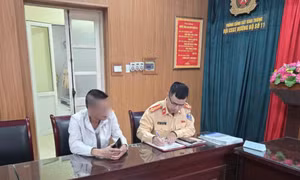 Cản trở đoàn xe ưu tiên, tài xế xe khách bị CSGT Hà Nội xử phạt 7 triệu đồng