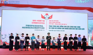 Bộ Tư lệnh BĐBP trao học bổng cho học sinh và bò giống cho cư dân biên giới