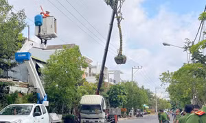 Xe cẩu vướng dây điện khiến 1 người tử vong