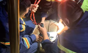 Gia Lai: Cứu cô gái trẻ bị kẹt khi rơi xuống giếng sâu