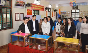 Đồng chí Phó Bí thư Tỉnh ủy Vũ Quyết Tiến kiểm tra công tác chuẩn bị bầu cử tại phường Mạo Khê