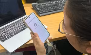 Lên mạng tìm thợ mở lại Mobile Banking, người dùng hoang mang vì loạt vấn đề