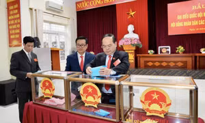 Các đồng chí lãnh đạo tỉnh dự lễ khai mạc và bỏ phiếu bầu cử đại biểu Quốc hội khóa XVI và HĐND các cấp nhiệm kỳ 2026-2031
