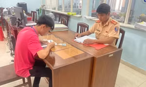 Em trai mượn xe máy đã được 'độ chế' của anh, cả hai bị phạt tiền