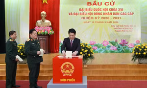 Chủ tịch nước Lương Cường bỏ phiếu bầu cử tại Khu vực bỏ phiếu số 26, phường Hoàn Kiếm, Hà Nội