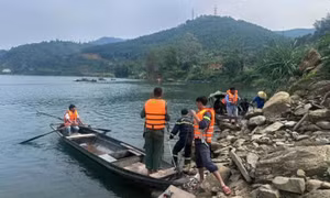 Tìm thấy thi thể 2 vợ chồng mất tích do lật thuyền ở Tuyên Quang