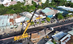 Dòng xe ken đặc trên cầu Kênh Tẻ sau tai nạn giữa xe đầu kéo và xe rác khiến tài xế tử vong