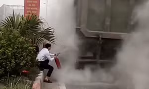 Bánh xe tải bốc cháy, người dân chạy theo để dập lửa