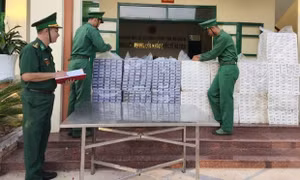 Vứt 7.500 bao thuốc lá lậu rồi bỏ chạy khi bị gọi kiểm tra lúc rạng sáng